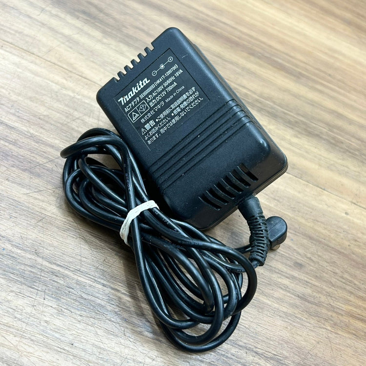 美品 アダプター付き マキタ (makita) 7.2V～18V コードレスラジオ MR102 【船橋馬込店】