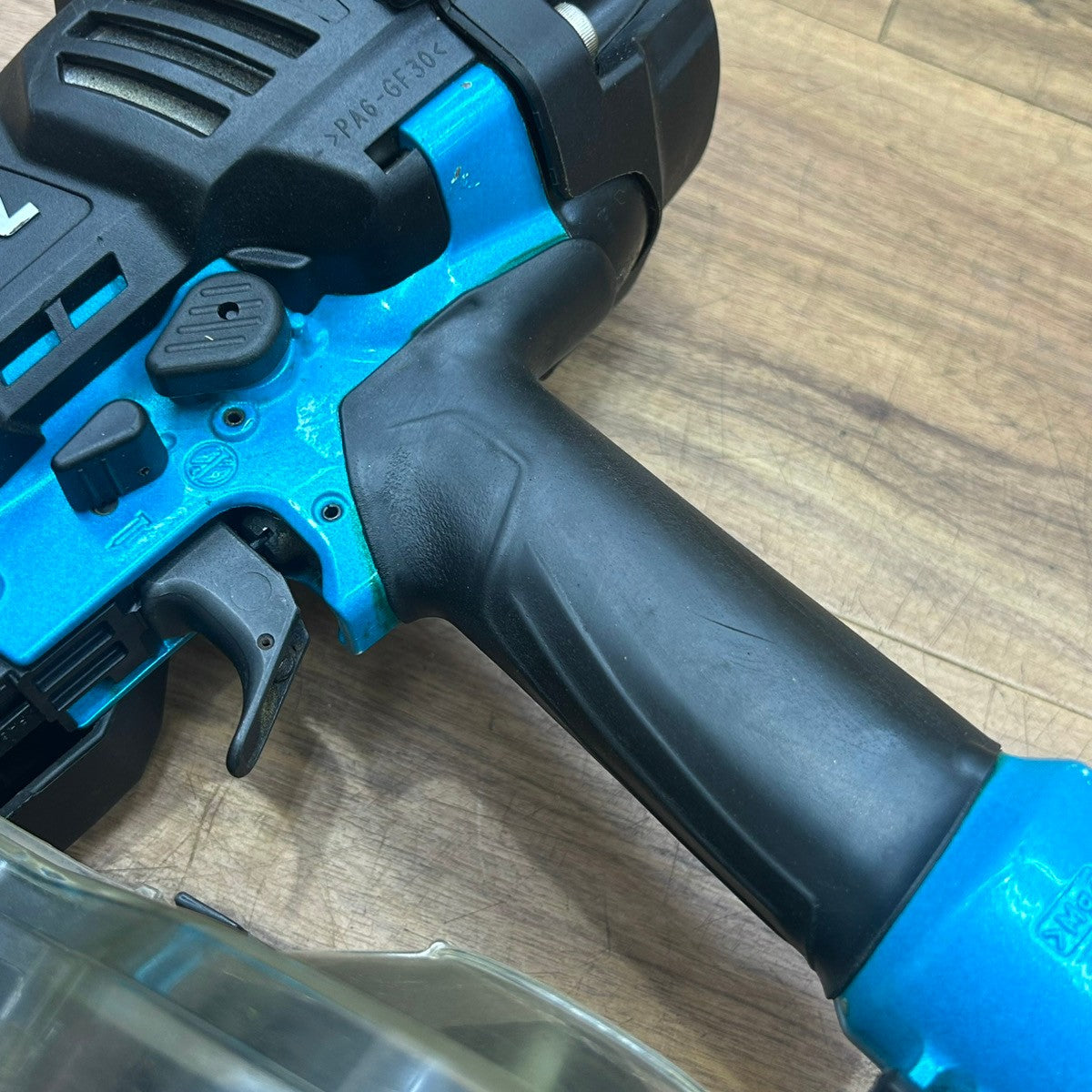 良品 マキタ (makita) 90mm 高圧 エアー釘打ち機 AN936HM 【船橋馬込店】
