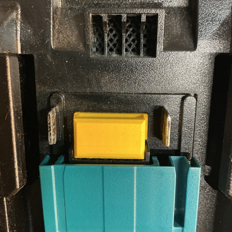 【中古・動作品】 マキタ makita 14.4V 18V 急速充電器 DC18RF 純正品 【越谷店】