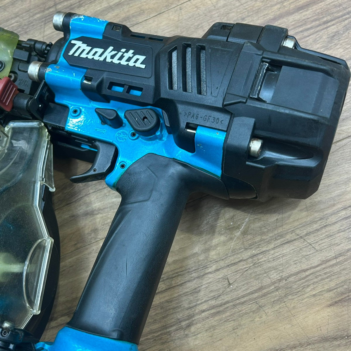 良品 マキタ (makita) 90mm 高圧 エアー釘打ち機 AN936HM 【船橋馬込店】