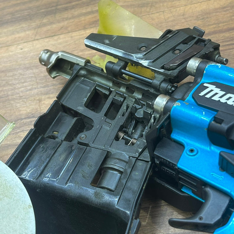 良品 マキタ (makita) 90mm 高圧 エアー釘打ち機 AN936HM 【船橋馬込店】