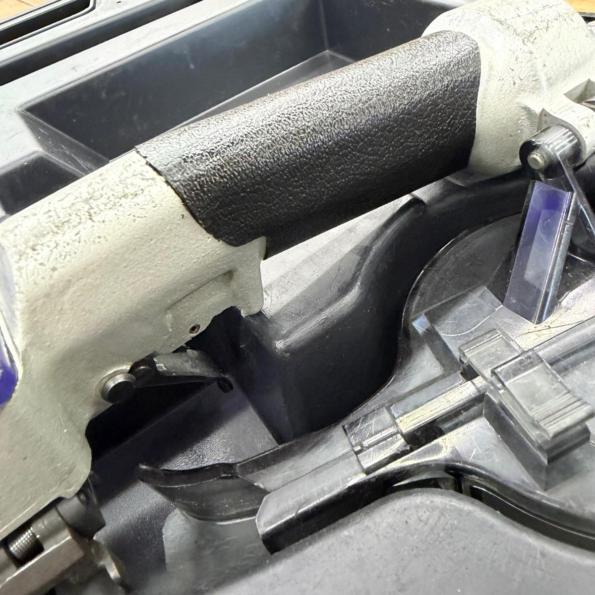 エア漏れ無く打ち込み動作良好 常圧 25mm 和風天井用エア釘打 AN201P ケース付属【リライズ蓮田店】