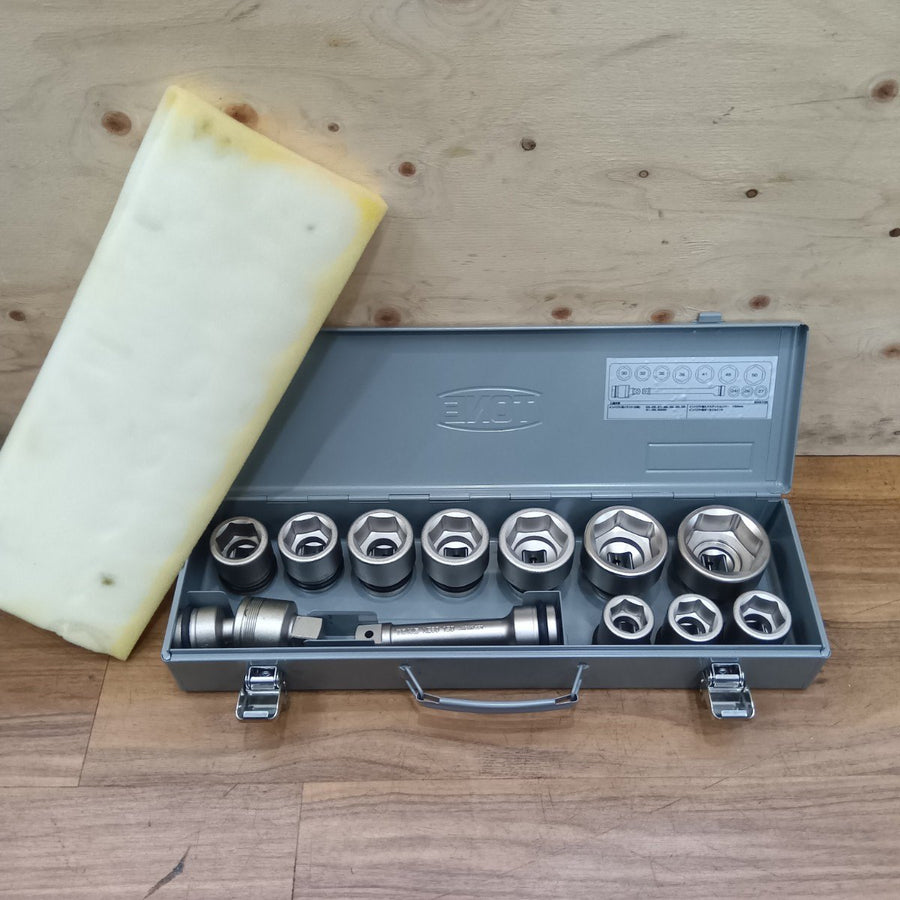 【美品中古】 トネ(TONE) インパクト用ソケットセット(メタルトレーケース仕様) NV6102 差込角19.0mm シルバー 内容12点 【船橋馬込店】