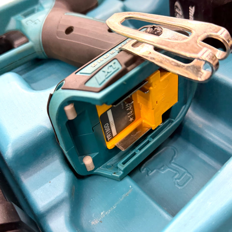美品 14.4V/18V コードレス鉄筋結束機 リバータイア TR180DRGX 美品のバッテリー2個付属(BL1860B)【リライズ蓮田店】