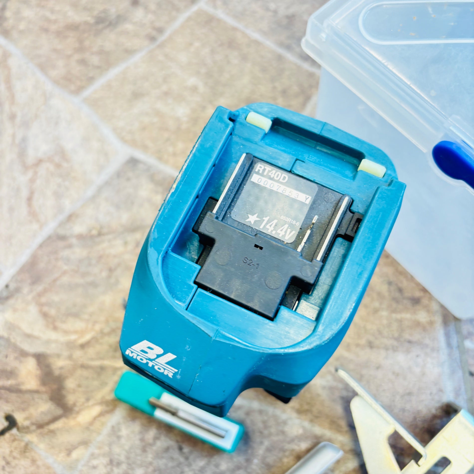 ◆マキタ(makita) コードレストリマ RT40DZ 【越谷店】