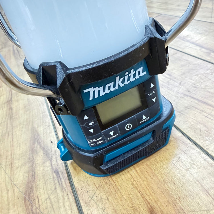 程度良好 マキタ(makita) 14.4V/18V コードレスランタン付きラジオ MR054 【リライズ蓮田店】