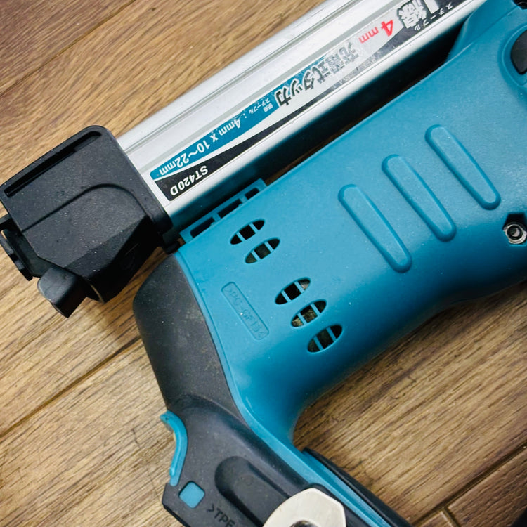 14.4V 肩幅4mm 充電式タッカ ST420D 本体のみ【リライズ蓮田店】