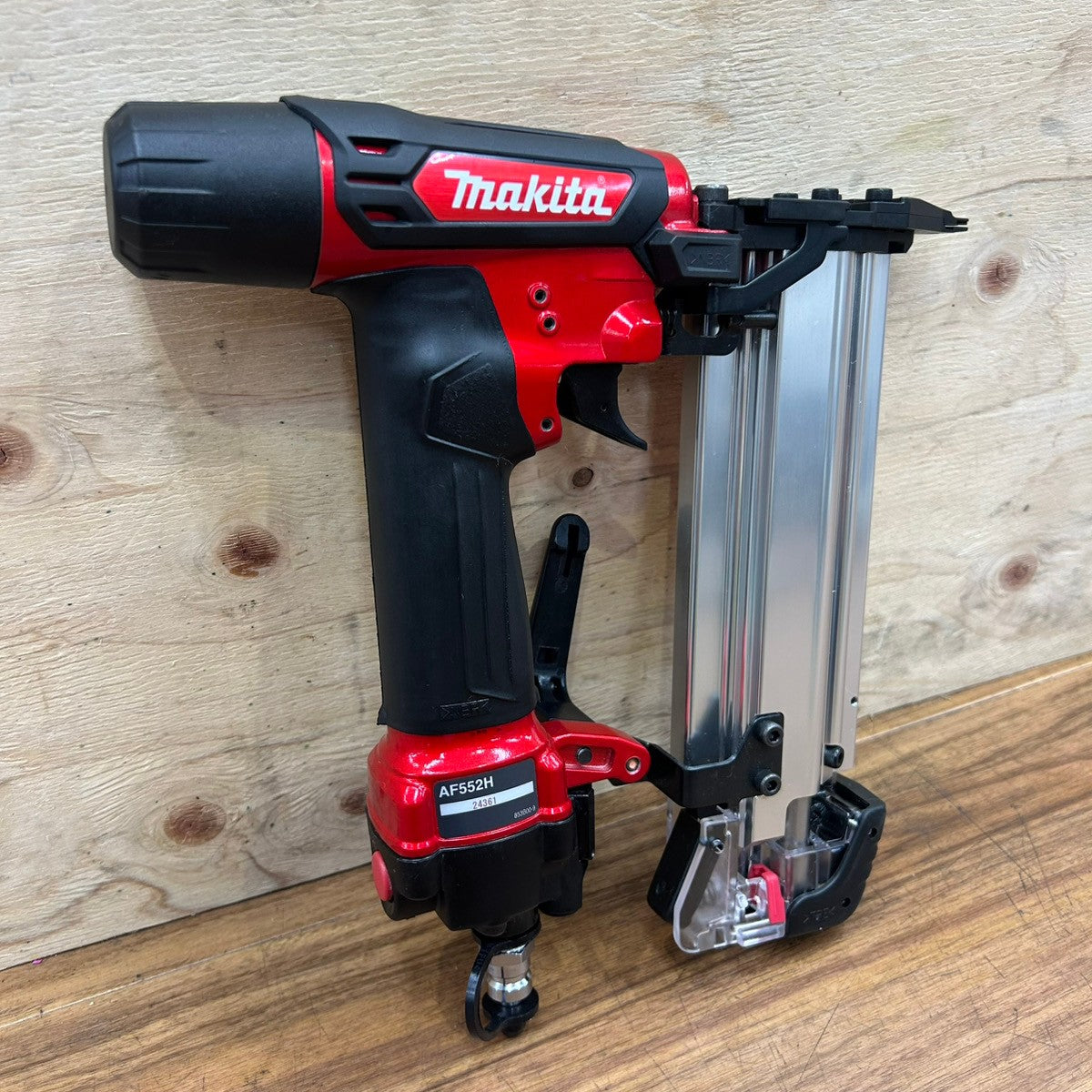 極美品 マキタ (makita) 高圧 フィニッシュネイラ AF552H 高圧仕上釘打 赤 【船橋馬込店】